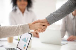 Aperto de mãos entre representante comercial e comprador